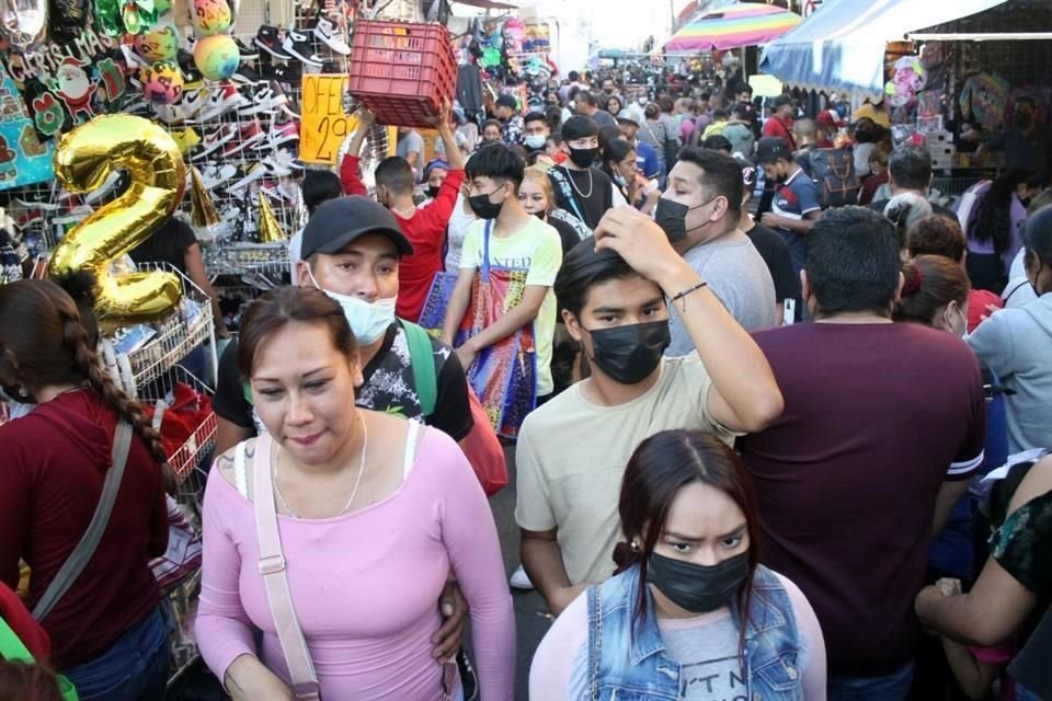 Entre regalos, envolturas y tumultos, personajes de Santa Clos dan un toque navideño más al Centro de Monterrey.