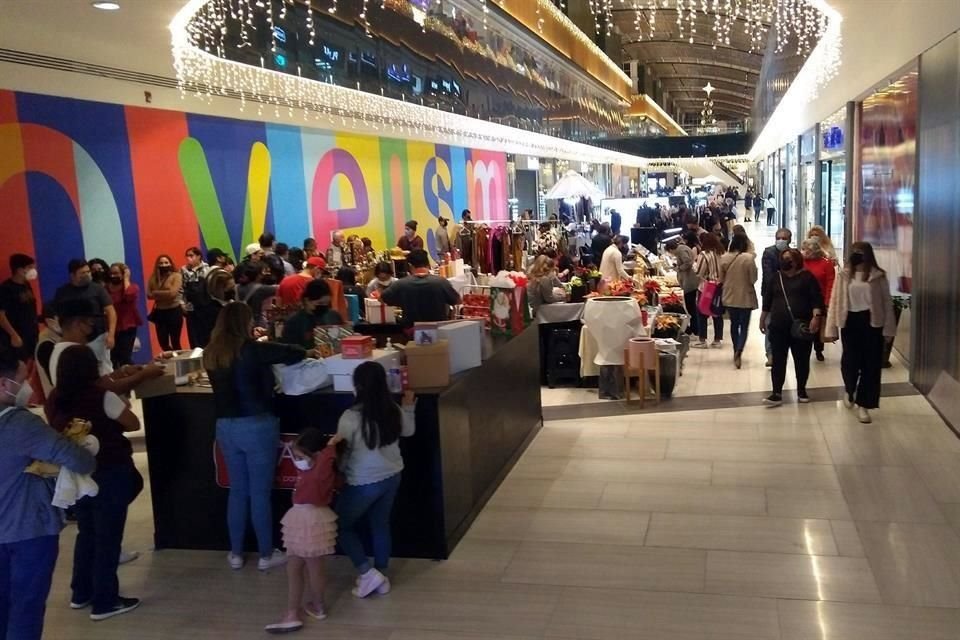 Los pasillos de los centros comerciales se llenaron de niños en busca de regalos.