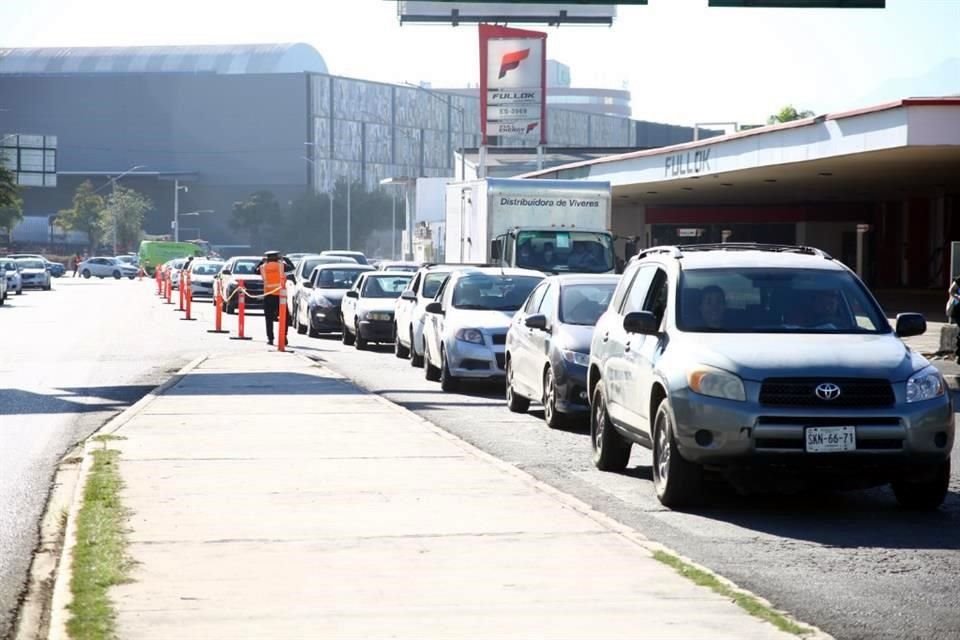 Por la gran cantidad de personas que acudieron a la Arena Monterrey por la vacuna de refuerzo se registraron complicaciones viales.