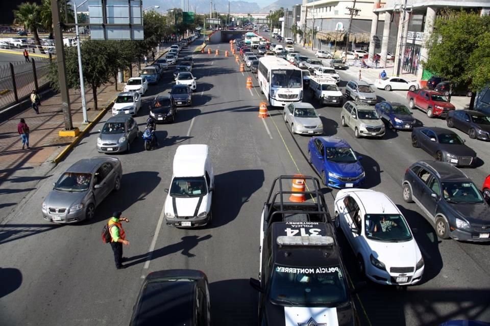 Alrededor del Parque Fundidora se registraron largas filas de vehículos.