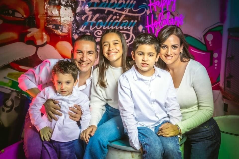CHARI HURTADO DE ANCONA Y ÉRIC ANCONA TORRES CON RENATA, BRUNO Y DANTE ANCONA HURTADO