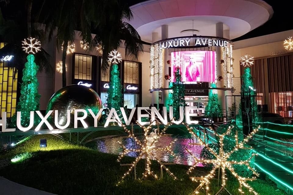 El centro comercial de lujo está ubicado en Avenida Kukulkan, Cancún.