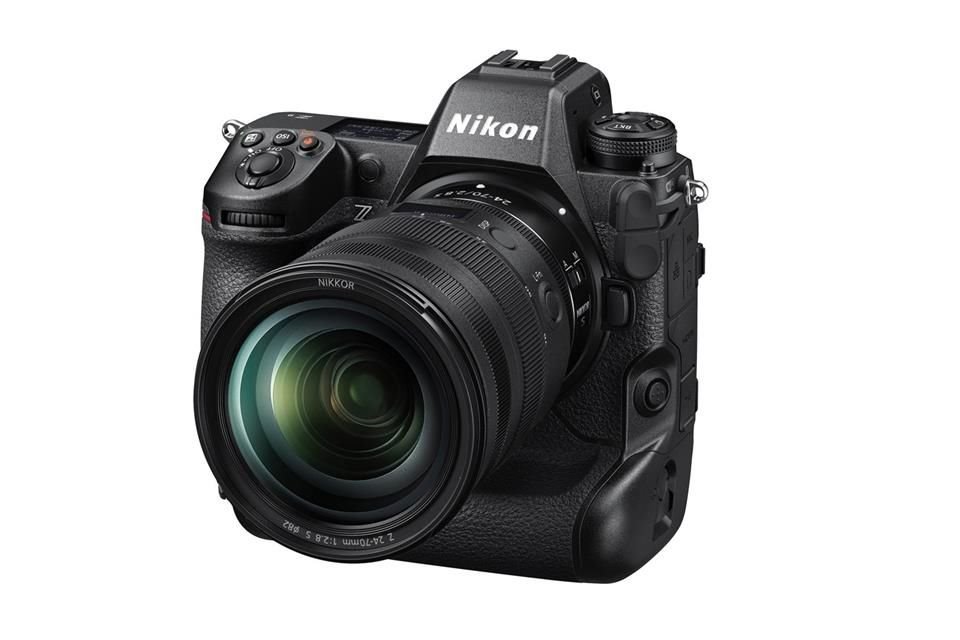 Se trata de una cámara 'full frame' sin espejo que incorpora un sensor CMOS apilado, con 45.7MP para maximizar el desempeño de los lentes Nikkor Z.