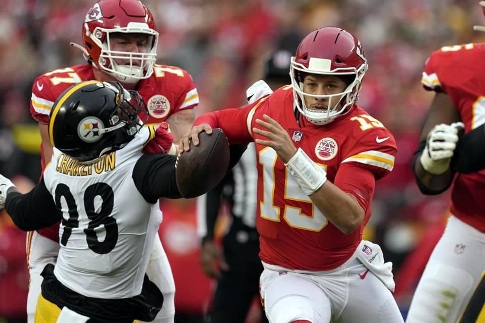 Patrick Mahomes se dio un festín ante Acereros.