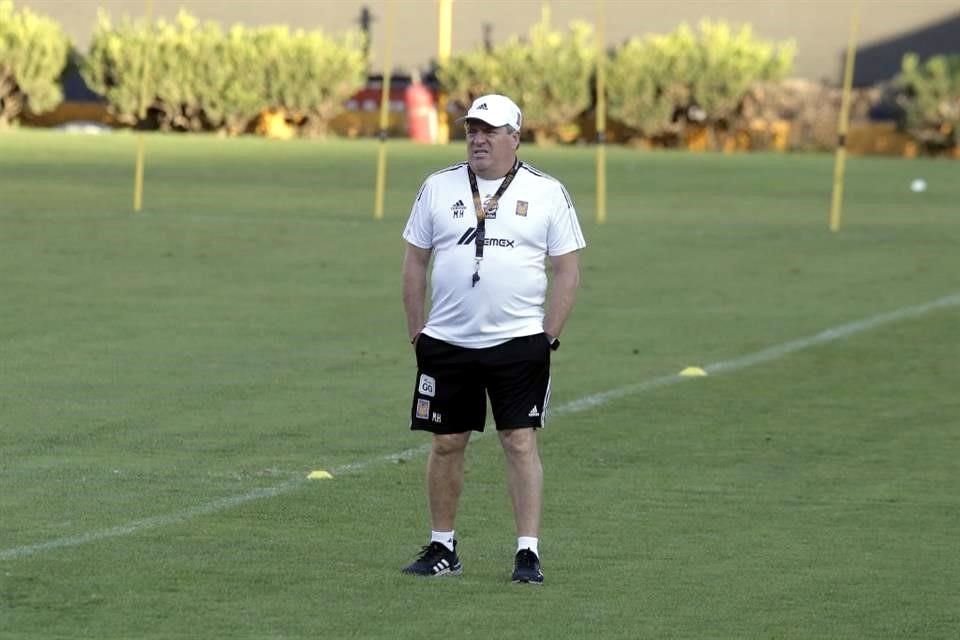 Miguel Herrera estuvo atento al trabajo del plantel en el Uni.