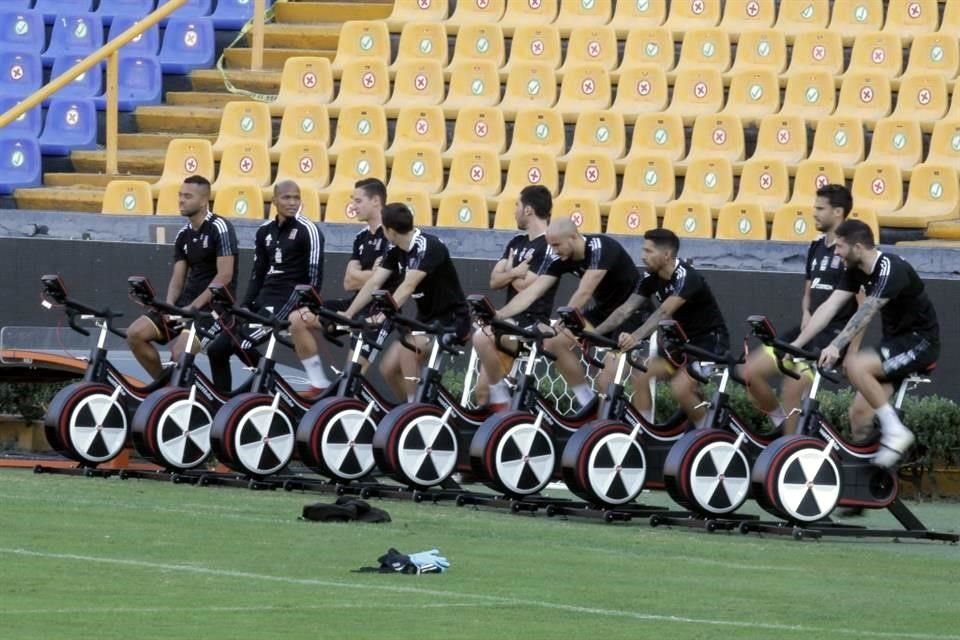 Los jugadores hicieron trabajo físico en la cancha.