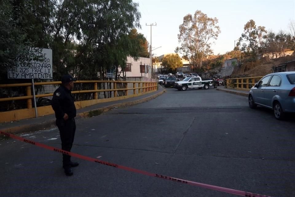 Personas que pasaban por el lugar reportaron el cuerpo de un hombre en un canal de aguas negras en la colonia Prados de Cuautepec Tlacaelel, en GAM.