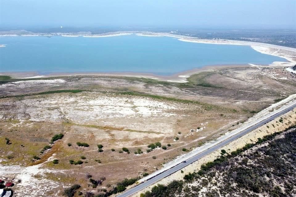 De acuerdo con la estimación de Agua y Drenaje de Monterrey, en las condiciones actuales, ésa es la fecha tentativa límite para seguir extrayendo agua del embalse para abastecer a la Ciudad.