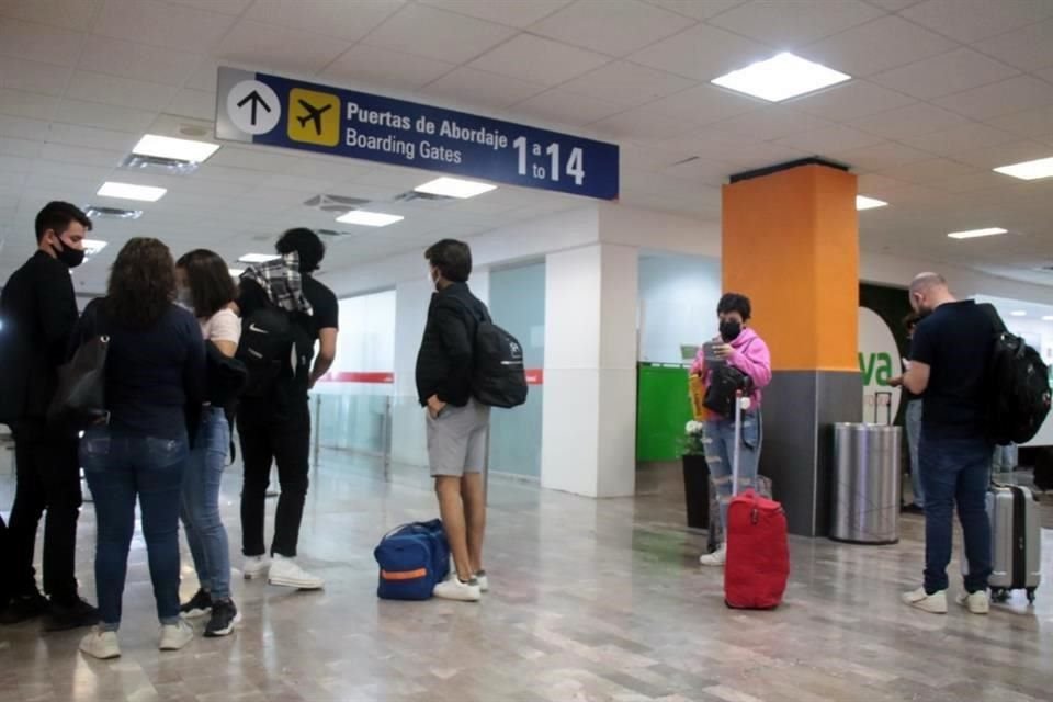 En el Aeropuerto Internacional de Monterrey las operaciones hacia Estados Unidos continuaban sin afectaciones.