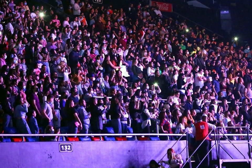 Unos 15 mil asistentes arroparon al colombiano en su concierto.