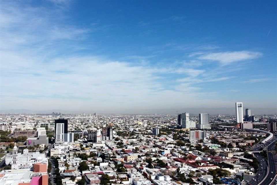 De acuerdo con el Observatorio Ciudadano de la Calidad del Aire de Monterrey, sí hubo incrementos al arranque del primer día del año, asociados principalmente a uso de pirotecnia y la quema de carbón.