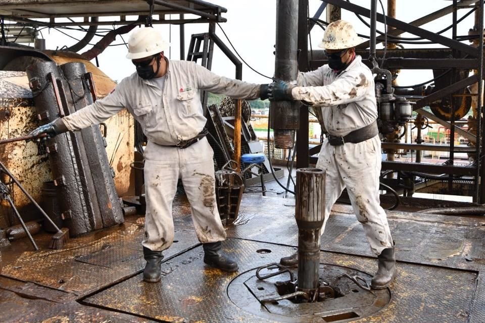 En 2023, producción de crudo en Pemex fue de un millón 588 mil barriles al día, 5.8% menor a lo registrado en 2022 y la más baja en 13 años.