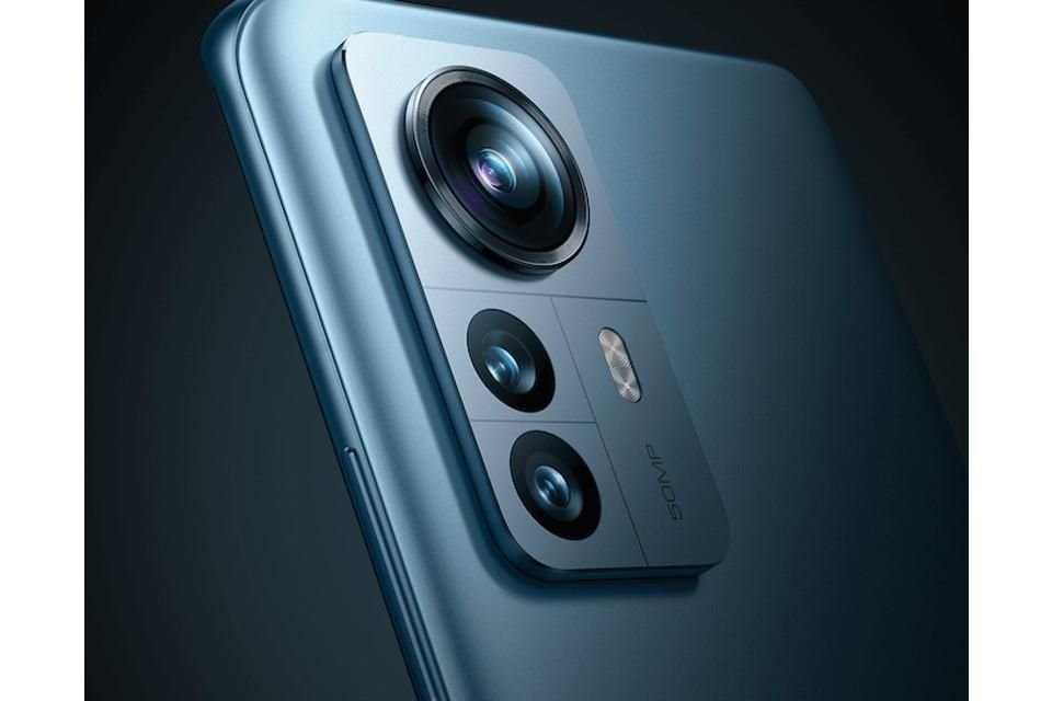 Xiaomi 12 Pro se abastece de tres cámaras. La novedad en esta serie es que ambos modelos integran sensores de Sony.