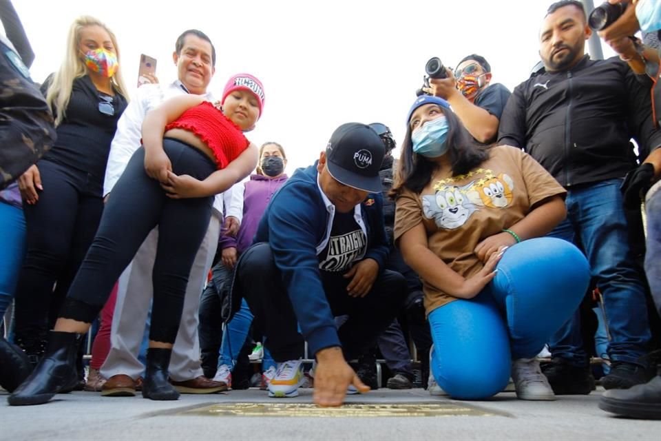 Aczino develó su placa en el Paseo Cultural de Nezahualcóyotl junto a sus fans.