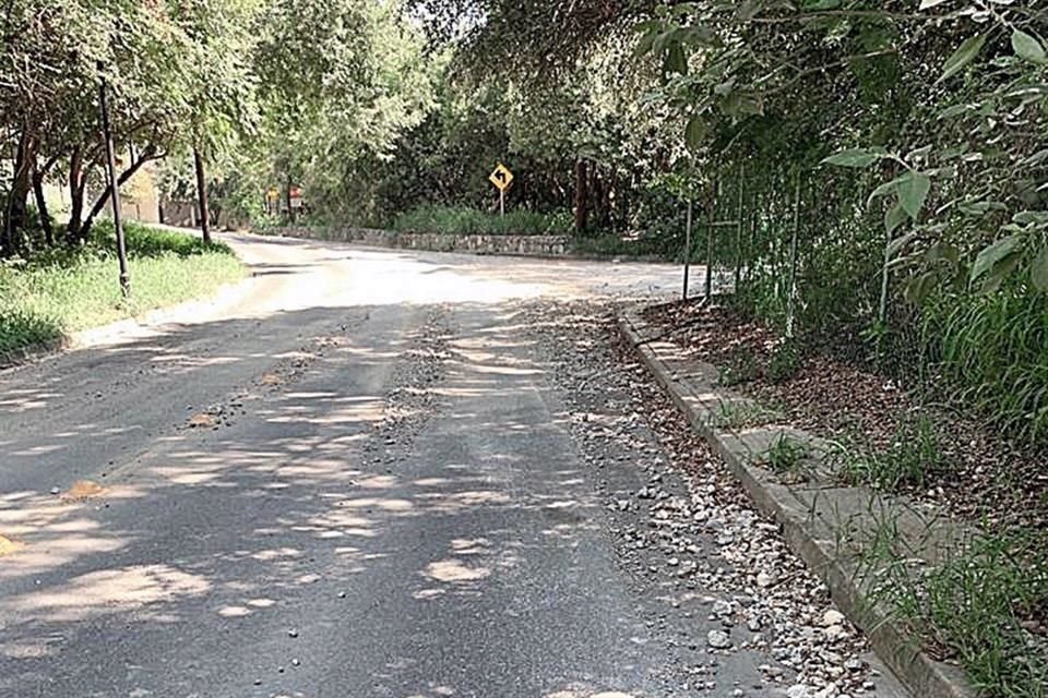 En algunos tramos de la calle Santo Tomás la banqueta es inexistente.