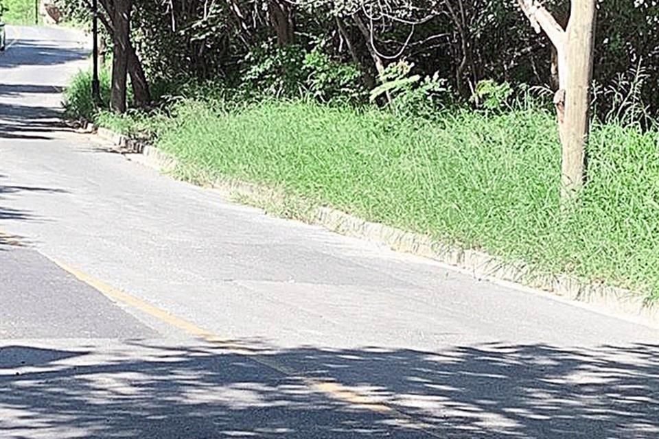 Para caminar, los vecinos tienen que hacerlo por el arroyo vial, poniendo en riesgo su seguridad.