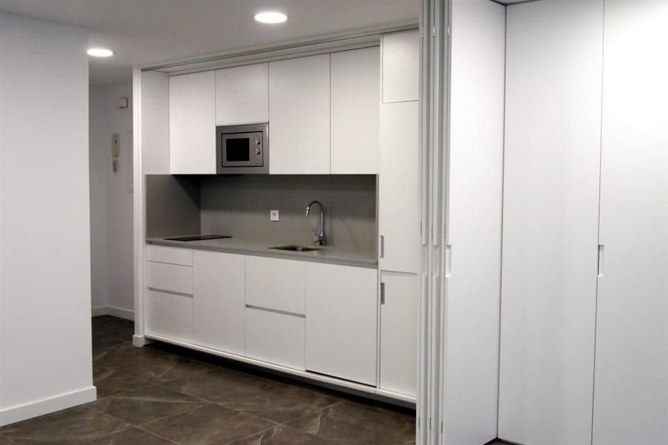 Si quieres adoptar el estilo ya sabes que el mueble debe ser austero, sencillo y que sólo cumpla su función principal, nada de decoración.