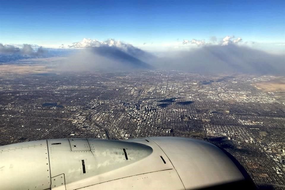 Vista del humo sobre Denver provocado por los incendios.
