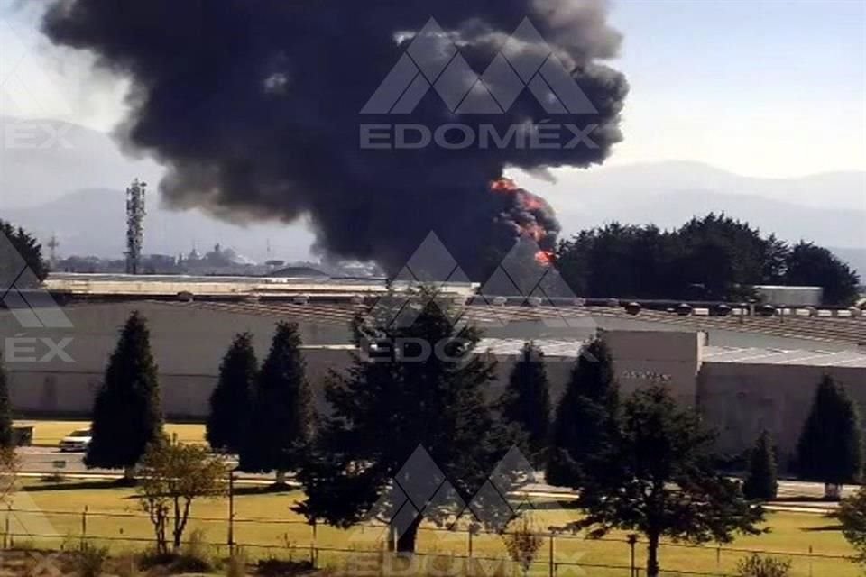 Un incendio se registra en una fábrica de un parque industrial en Lerma, Estado de México.