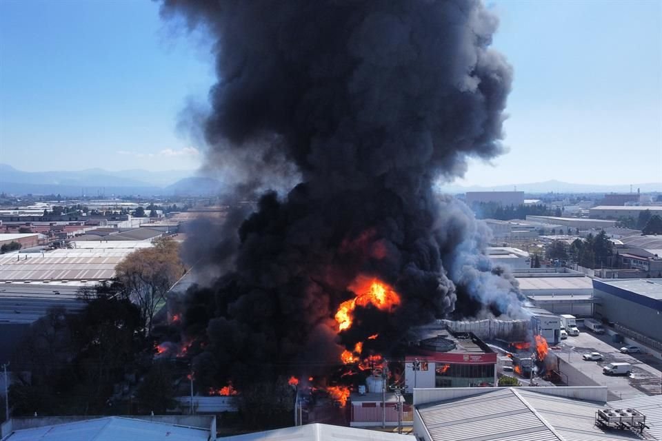 El incendio se generó tras una serie de explosiones que se registraron al interior de una nave industrial de la fábrica ubicada entre Atotonilco y Circuito de la Industria Norte.
