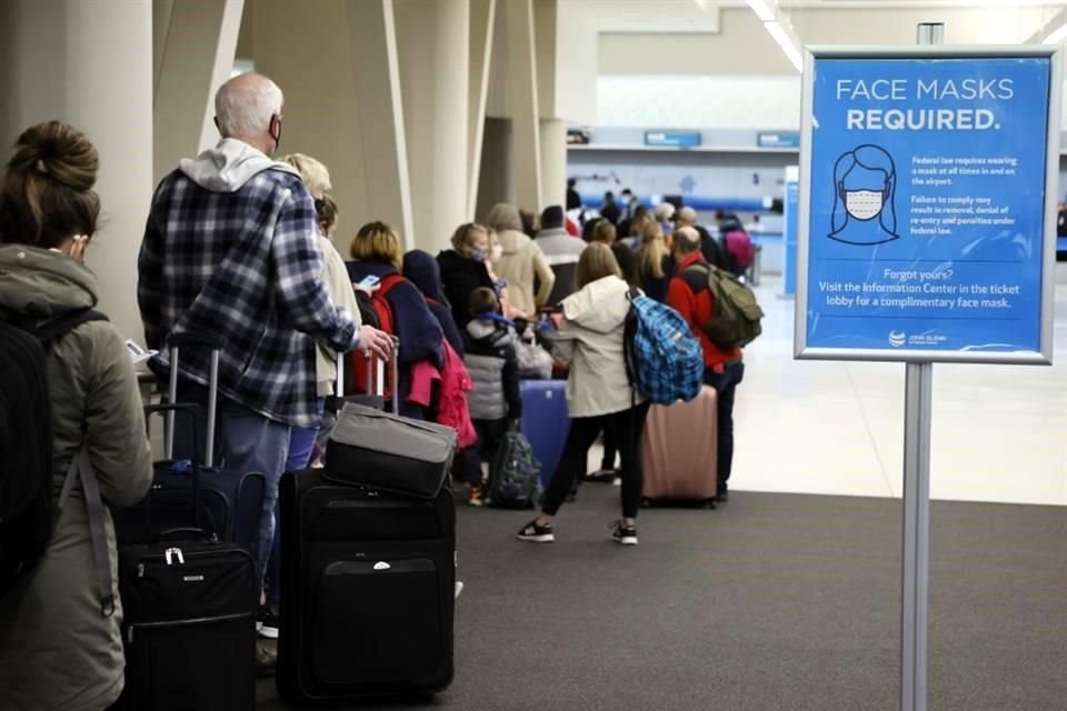 Personas hacen fila en un aeropuerto en Ohio.