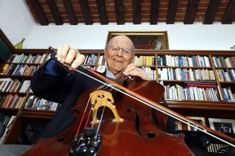 El violonchelista Carlos Prieto cumple hoy 85 años.