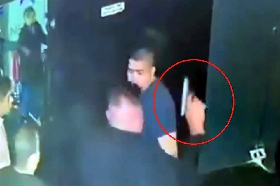 Un video de una cámara de seguridad muestra a hombres armados disparando al aire en el bar Neo Club, al sur de Monterrey.