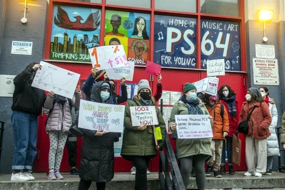 Profesores de La Escuela de la Tierra protestan por la falta de protocolos ante el Covid-19, en diciembre de 2021, en Nueva York.