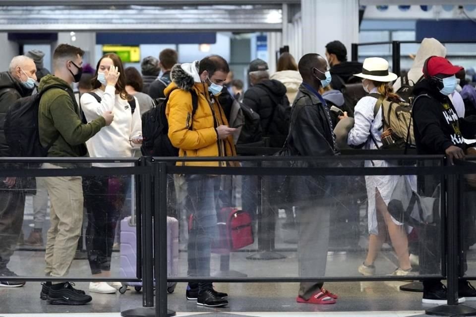 Viajeros hacen filas en diciembre pasado para abordar vuelos en el aeropuerto de Chicago.