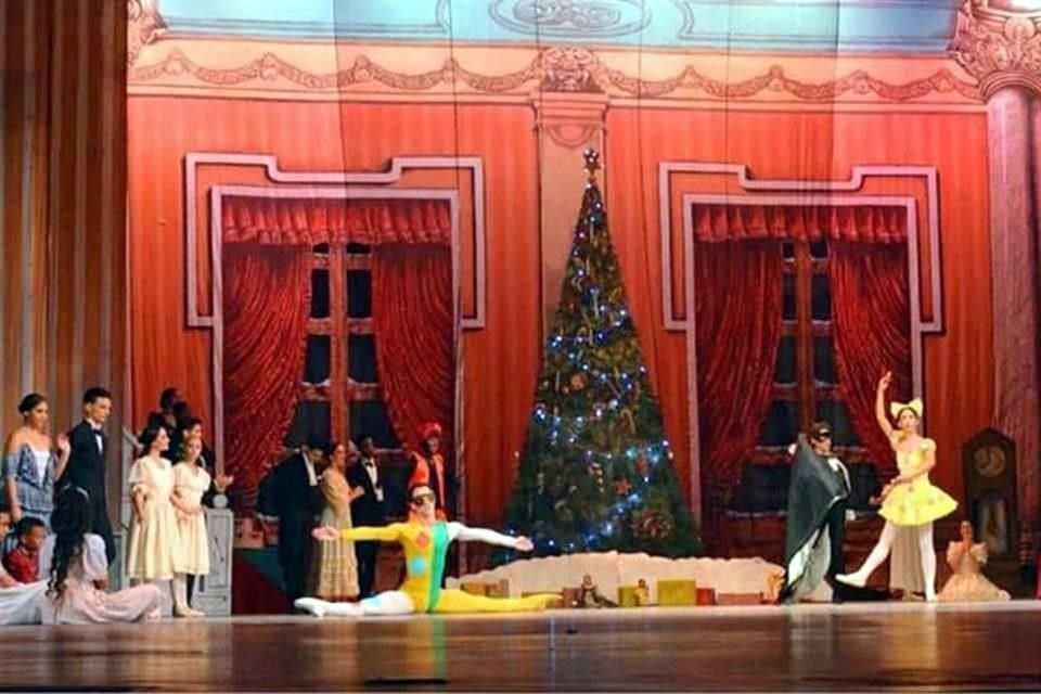 Escena del ballet 'Cascanueces' de la Compañía Laura Alonso.