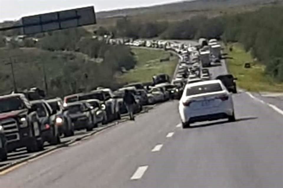 Autoridades reportan que en esta ocasión el flujo de automovilistas ha dejado filas de hasta 20 kilómetros.