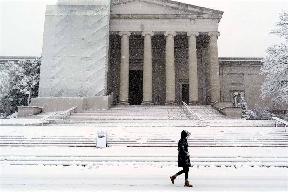 Una persona camina por la Galería Nacional de Arte este lunes, en Washington D.C.