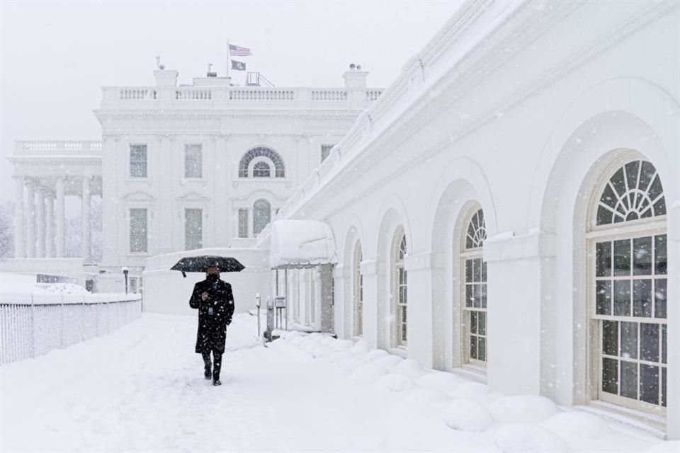 La nieve cae esta mañana sobre la Casa Blanca, residencia oficial del Presidente Joe Biden.