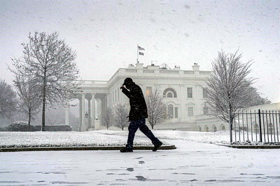 La Casa Blanca debajo de la caída de nieve.