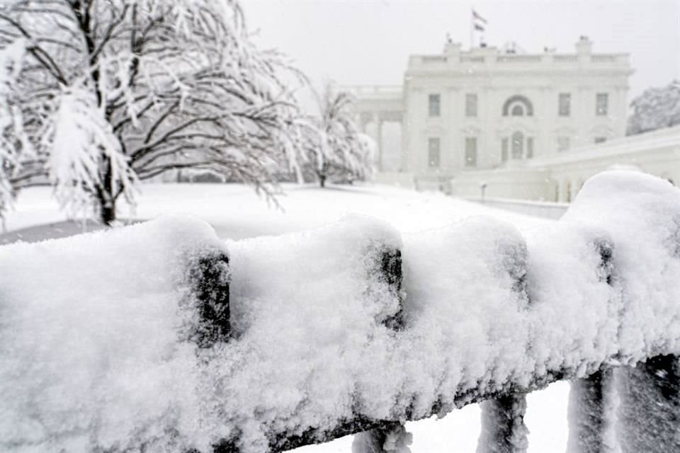 La neive se acumula en los exteriores de la Casa Blanca.