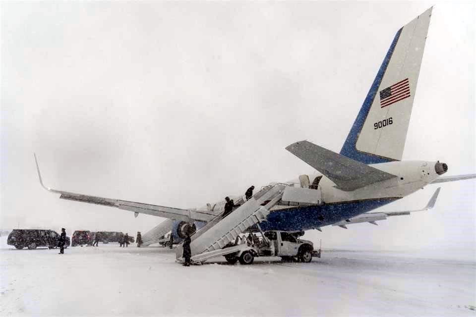 El Presidente Biden sufrió las inclemencias del clima en su regreso a la Casa Blanca el lunes: su avión estuvo varado casi media hora y tuvo que viajar luego en coche, no en helicóptero.