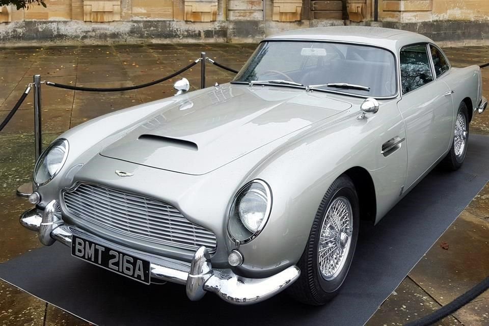 Un auto Aston Martin DB5, usado en el rodaje de 'Goldfinger', de la saga James Bond, fue encontrado luego de 25 años perdido.