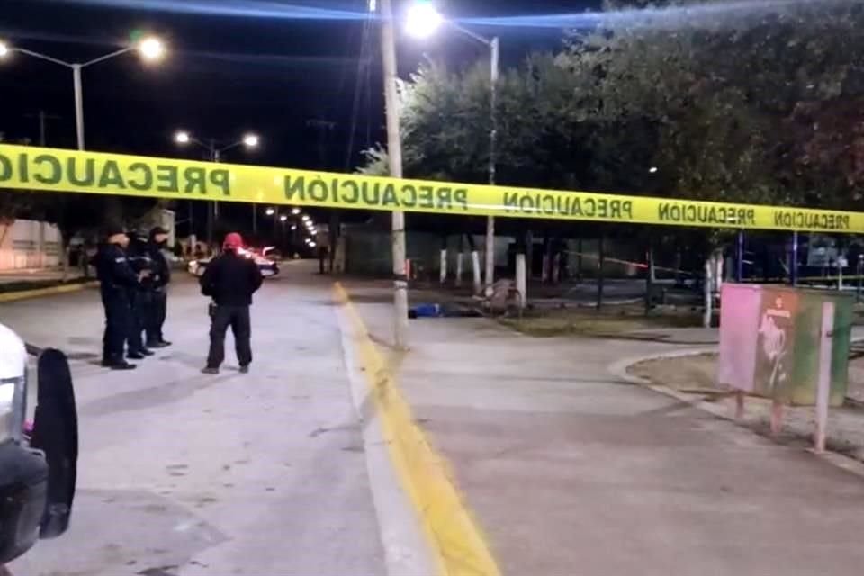 El cuerpo de la víctima quedó en un andador de la plaza ubicada sobre la calle M.M. del Llano, en la Colonia Lázaro Cárdenas.