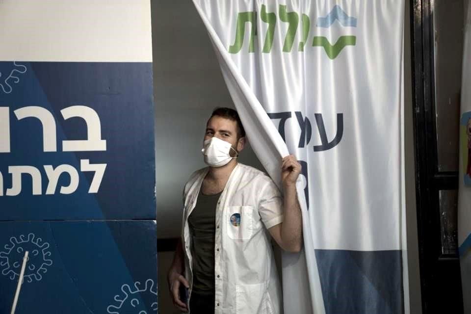 Un trabajador de la salud en Israel llama al siguiente paciente para aplicarle una dosis de la vacuna contra Covid.