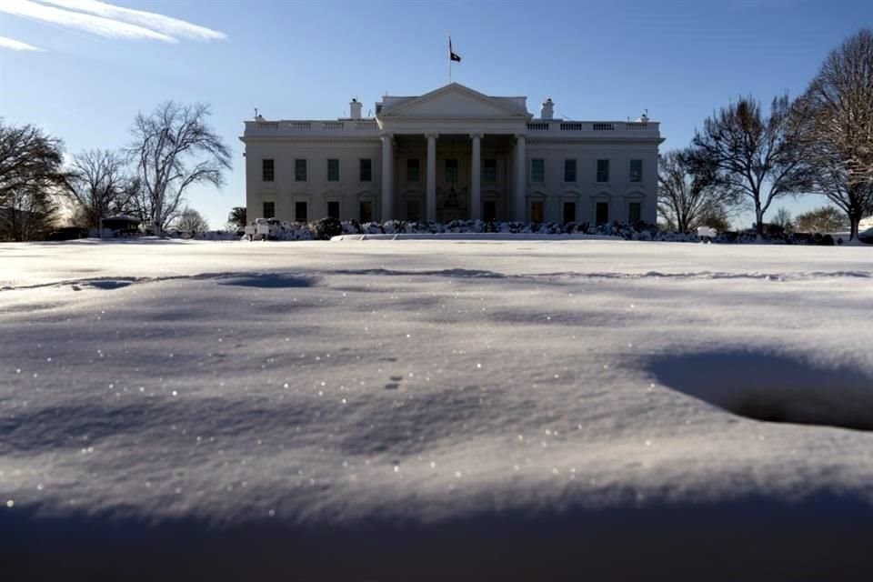 La nieve descansa en el suelo esta mañana afuera de la Casa Blanca después de la nevada del lunes.