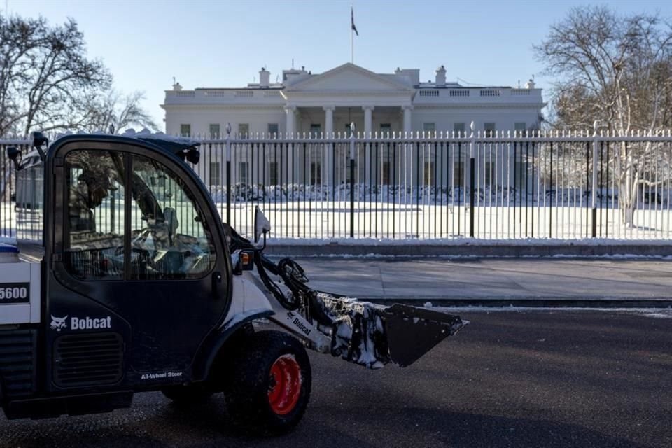 Un vehículo remueve nieve en la calle, afuera de la Casa Blanca, en Washington D.C.