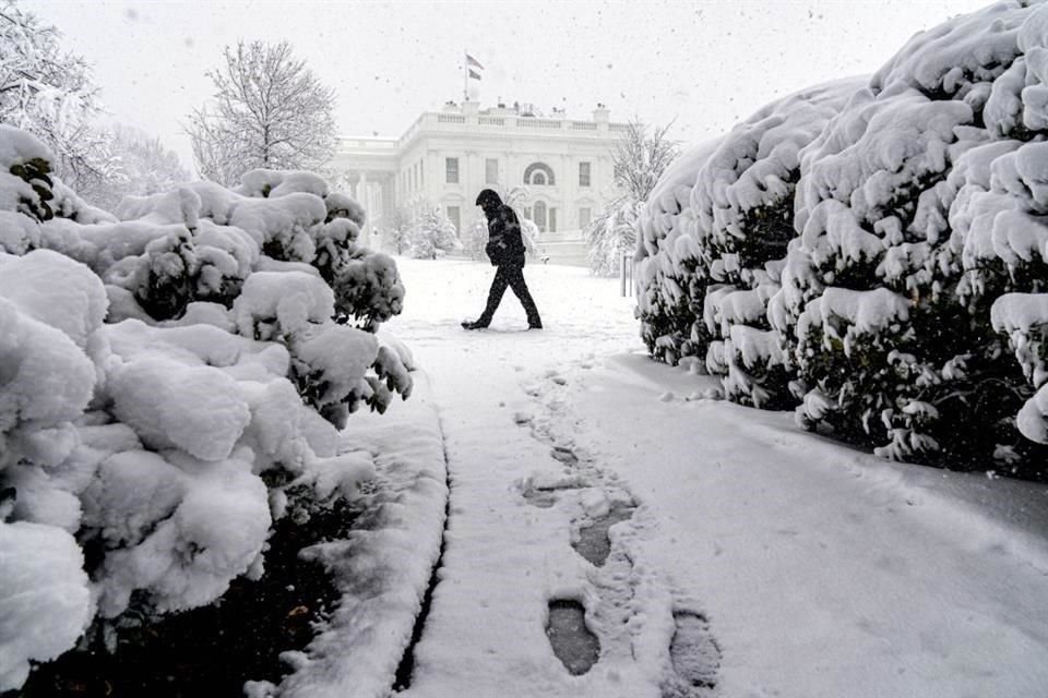 Un hombre camina el lunes en los jardines de la Casa Blanca debajo de la nevada.