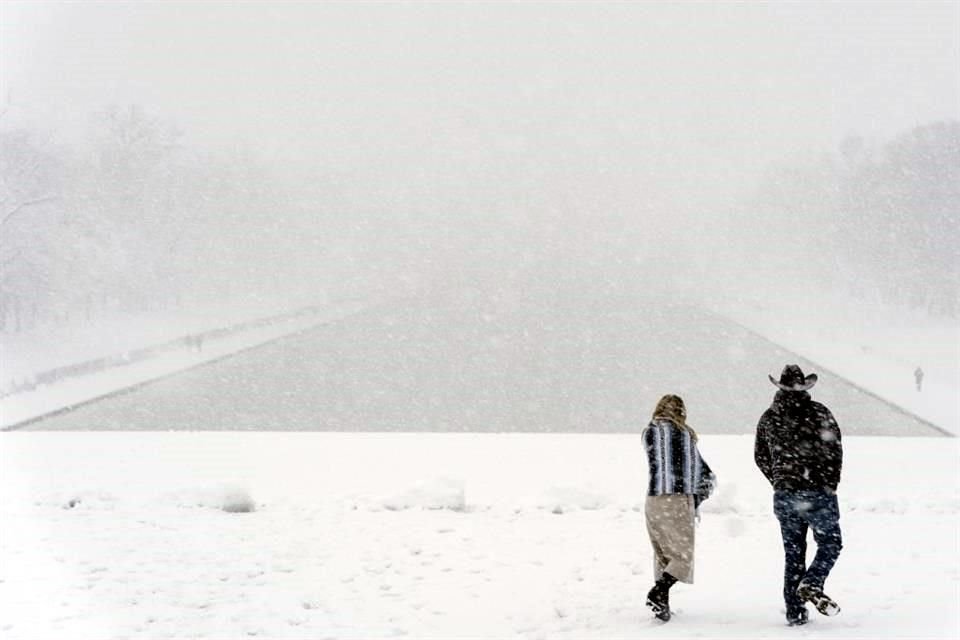 Personas caminan el lunes por el Memorial Lincoln, en medio de la nieve.