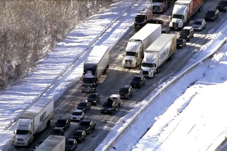 Cientos de automovilistas quedaron varados toda la noche en temperaturas bajo cero a lo largo de un tramo de 80 km de la Interestatal 95 después de un accidente que involucró a seis tractocamiones.