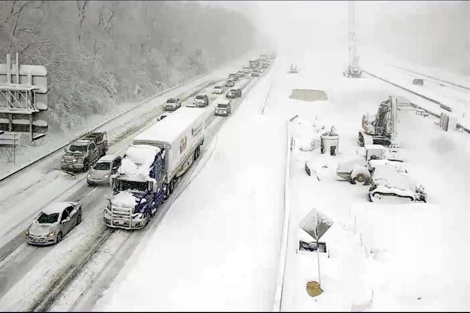 Esta imagen proporcionada por el Departamento de Transporte de Virginia muestra una sección cerrada de la Interestatal 95 el lunes por la tarde.