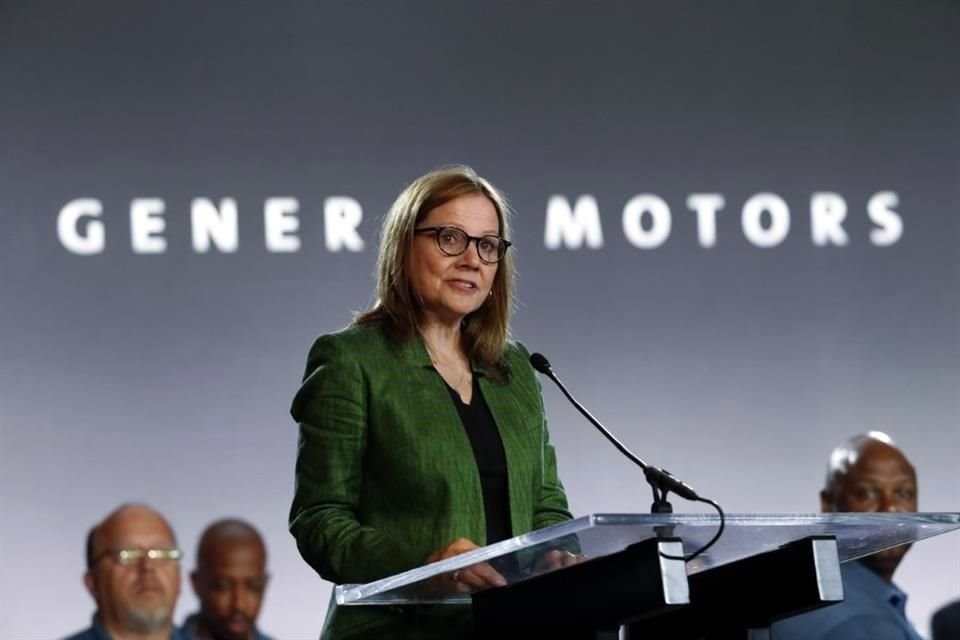 Mary Barra, CEO de General Motors, dijo que aceleran las importaciones de vehículos desde México y Canadá ante posibles aranceles y analizan mover una parte de la producción de camionetas a EU.