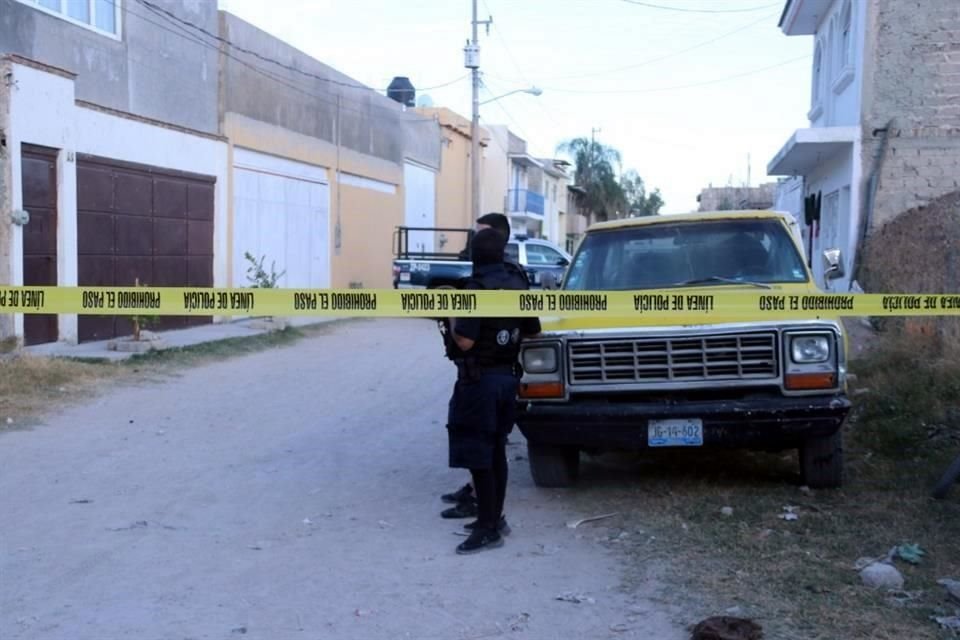 Dos hombres que trabajaban en la construcción de una casa fueron asesinados a balazos la tarde del miércoles en la Colonia La Granja, en Zapopan; tras los hechos una mujer también resultó lesionada.