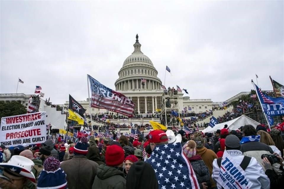 Este jueves se cumple un año de que simpatizantes del entonces Presidente Donald Trump entraran por la fuerza al Capitolio y obligaran a los legisladores a resguardarse.