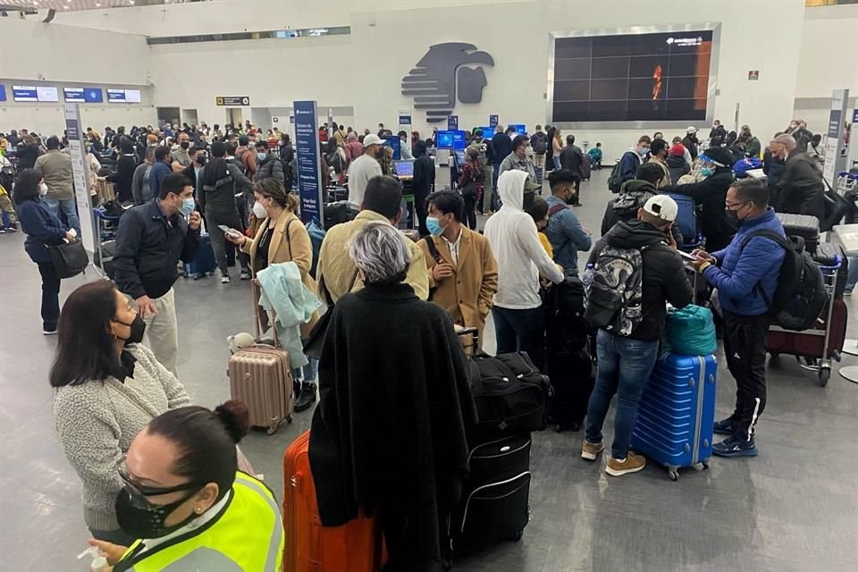 Se registran largas filas en terminal 2 del AICM.