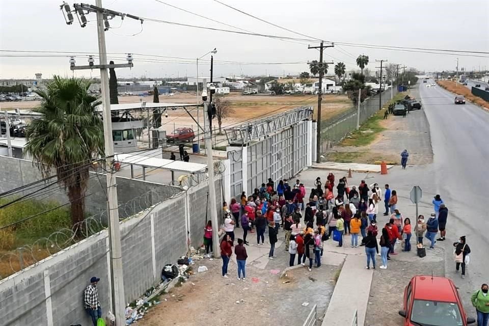 Decenas de personas se aglomeraron el acceso principal en espera de noticias de sus familiares internos.